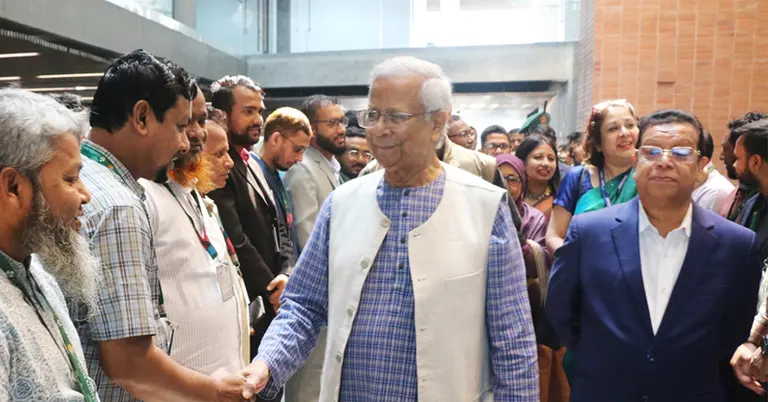 ড. মুহাম্মদ ইউনূসকে সহকর্মীদের অভ্যর্থনা